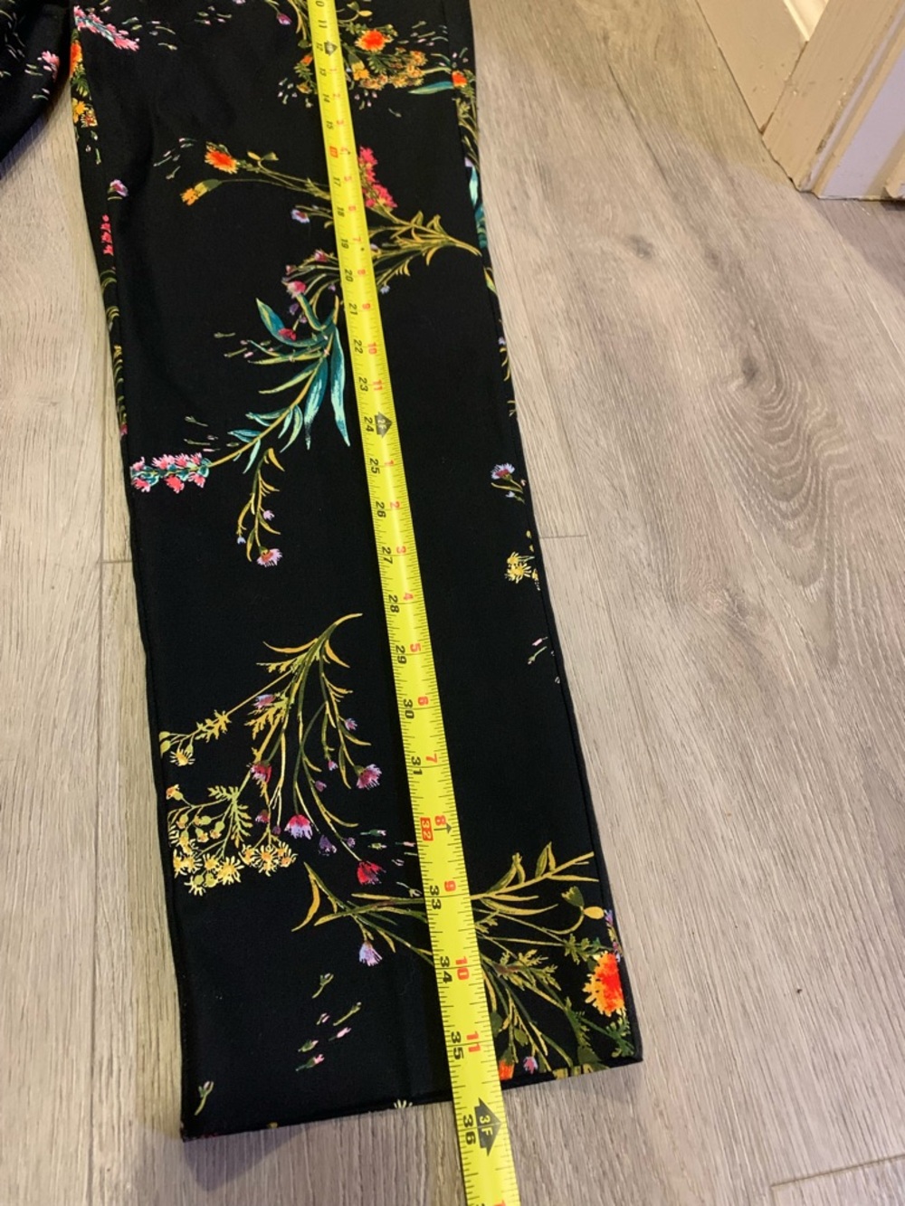 Black Floral Cropped Pants - Picture 5 of 6